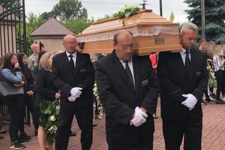 Pogrzeb zamordowanej 16-latki z Dzierzgowa. Karolinę żegna cała wieś [ZAPIS RELACJI Z UROCZYSTOŚCI]