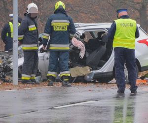 Po uderzeniu w drzewo, z auta wypadł silnik. Kierowca nie miał szans. Zginął na miejscu