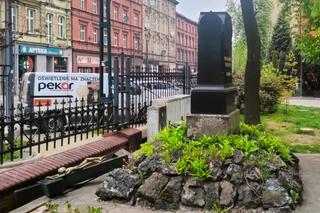 Zniszczony krzyż  w parafii Św. Jadwigi w Chorzowie