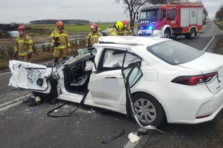 Tragiczny wypadek pod Lesznem. Przód osobówki został kompletnie zmiażdżony. Strażacy wycinali z wraku poszkodowaną