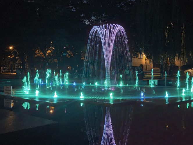 Muzyka, światło i woda w sercu Bydgoszczy. Ta fontanna naprawdę gra!