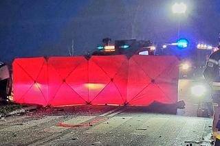 Koszmarny wypadek pod Tomaszowem! 21-latka nie żyje, 4 osoby ranne [ZDJĘCIA]