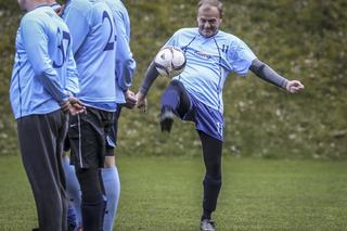 Antoni Macierewicz trenuje skoki do wody 