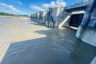 Racibórz Dolny. Zbiornik retencyjny działa. Zdjęcia zalanego terenu i zapory