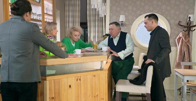 Na Wspólnej odc. 3458. Beata (Katarzyna Ptasińska), Maria (Bożena Dykiel), Emil (Piotr Ligienza), Sławek (Mariusz Słupiński), Włodek (Mieczysław Hryniewicz)