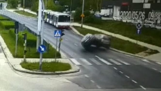 Groźna kolizja w Olsztynie! Auto dachowało, 64-latka straciła prawo jazdy [WIDEO]