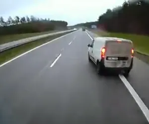 Z pobocza na lewy pas prosto przed wyprzedzającą ciężarówkę! To nie GTA, żeby tak robić