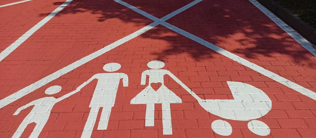 Różowe miejsca parkingowe w Tychach