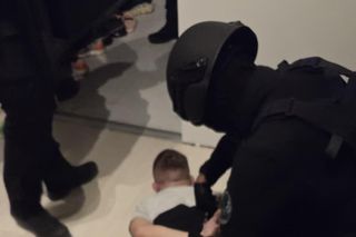 Łódzka policja rozbiła grupę handlującą dopalaczami. Wśród zatrzymanych pseudokibice
