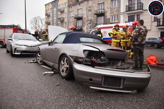 Roztrzaskał sportowe auto na latarni! Ogromny wypadek na Grochowie