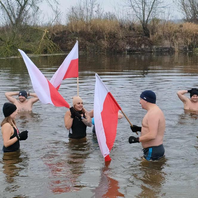 W Święto Niepodległości morsy z Łomży i regionu rozpoczęły sezon zimnych kąpieli. Do wody wskoczyły też służby mundurowe. ZDJĘCIA