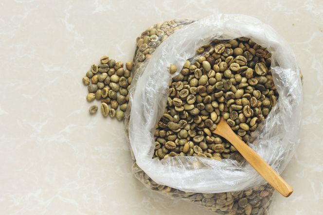Zielona kawa w torebce plastikowej