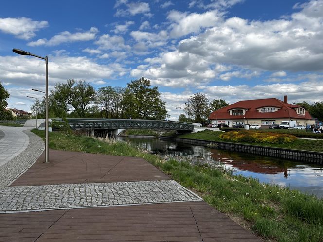   Ełk. Tłumy turystow odwiedzają to miasto. Jest największym na Mazurach