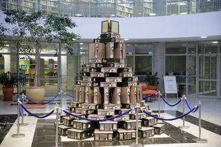 Biblioteka Uniwersytecka UWM zaprezentowała choinkę z komputerów