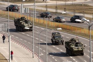 Kolumny pojazdów wojskowych na drogach w całej Polsce. Ważny apel do kierowców 