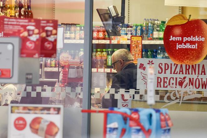 Adam Lipiński służbową furą po papierosy