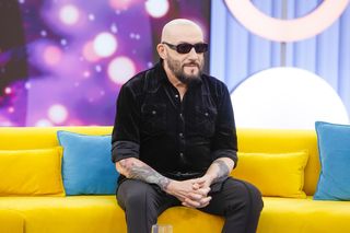 Jak wygląda Grzegorz Skawiński bez okularów? Na ulicy ciężko byłoby go poznać!