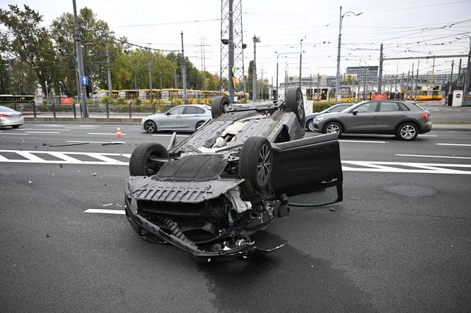 Dachowanie w Warszawie! Wcześniej na tej ulicy doszło do śmiertelnej masakry
