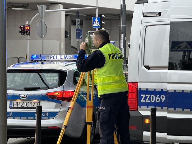 Warszawa. Wypadek na rondzie Tybetu. Tomasz U. przebywał na wolności mimo doprowadzenia do katastrofy autobusu [ZDJĘCIA].