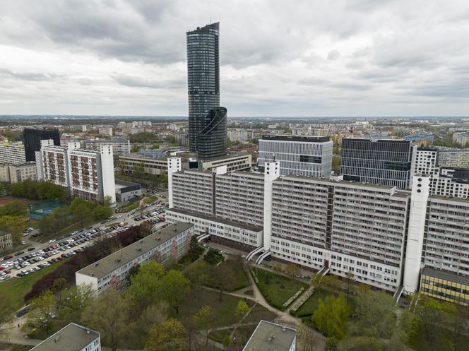Titanic w centrum Wrocławia. Szesnastopiętrowy galeriowiec przy Powstańców Śląskich to jeden z największych molochów we Wrocławiu