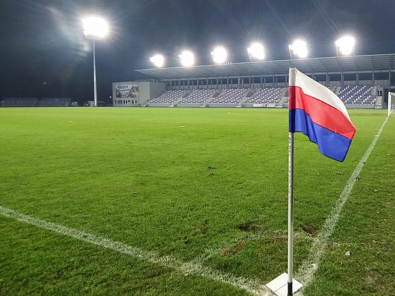 Można grać po zmroku. Nowe oświetlenie stadionu Broni już po próbie generalnej [VIDEO]