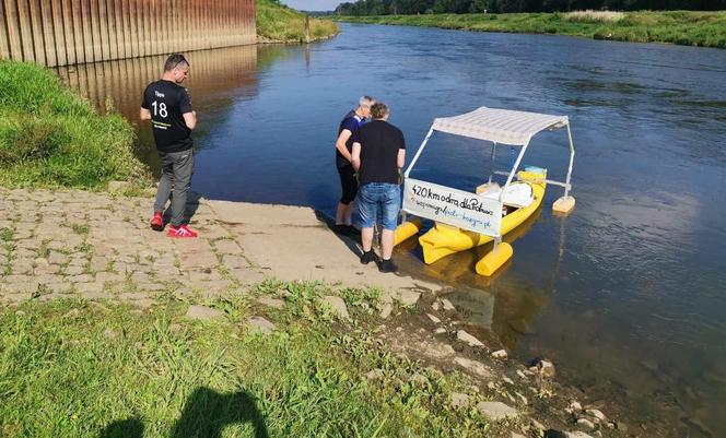 Pan Stanisław wyruszył na podróż kajakiem do Szczecina. 75-latek przepłynie 420 km dla Piotrka Kozyry!