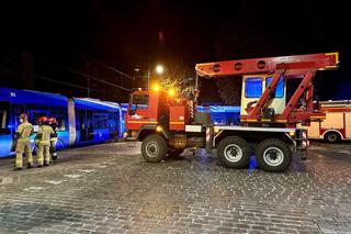 Tajemniczy wypadek na ul. Bydgoskiej w Toruniu. Auto zderzyło się z tramwajem