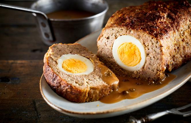 Klops z jajkiem: sprawdzony przepis na danie dobre na obiad i kanapki