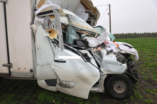 Bus wbił się w tył przyczepy traktora! O krok od tragedii na DK 62