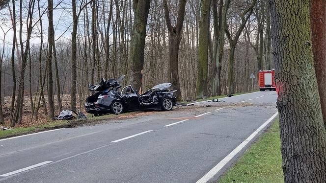 Śmiertelny wypadek w Bieruniu! Nie żyje 36-latek ze zmiażdżonego mercedesa [ZDJĘCIA]