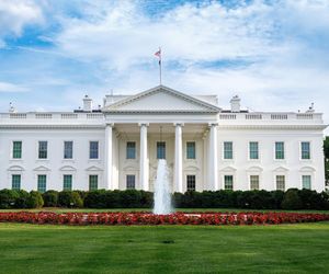 Panika pod Białym Domem. Auto sforsowało bramę. W budynku był Donald Trump!