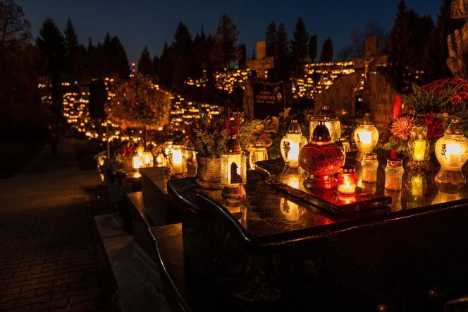 Tysiące zniczy rozświetliło polskie cmentarze. Niezwykły widok po zmroku