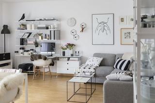 Biały salon w skandynawskim stylu