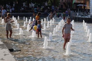Rodzice z dziećmi chętnie wskakują do fontanny. Ekspert: To zagrożenie dla zdrowia
