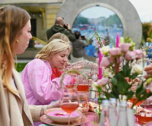 Zjedli posiłek przy wspólnym stole, który był najdłuższy na świecie. Połączył miasta oddalone od siebie o ponad 600 km