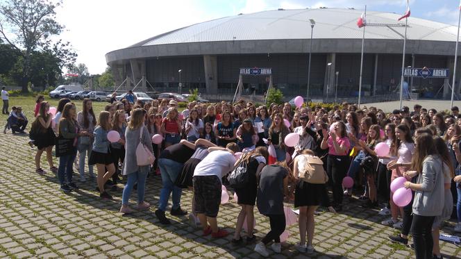 4 Akcja fanów Ariany Grande pod łódzką Atlas Areną