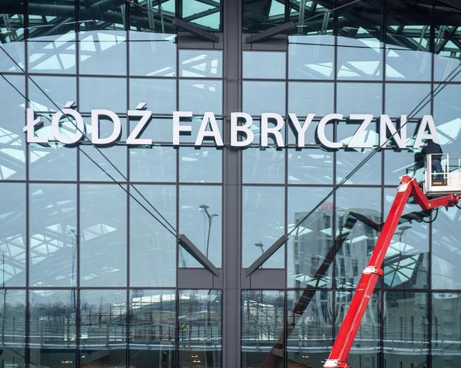 Dworzec Łódź Fabryczna oznaczony! Świetlnych napisów będzie... aż sześć