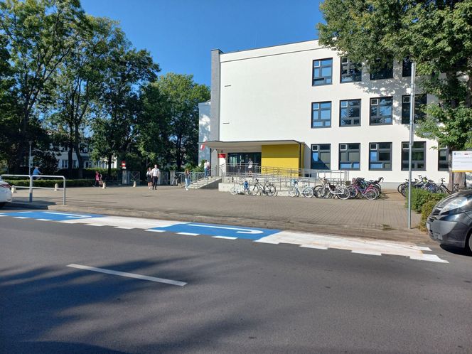 ​Ktoś przemalował strefę „Pocałuj i Jedź” przy Szkole Podstawowej nr 10 w Lesznie. Bo kojarzyła się z barwami Ukrainy