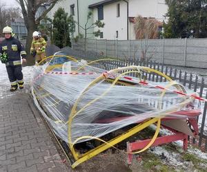 Autobus miejski staranował przystanek przy kościele 