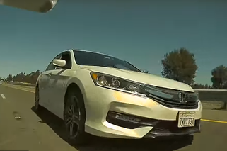 Honda rąbnęła w bok Tesli na autostradzie. Zdarzenie zarejestrowała kamera - WIDEO