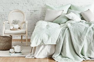 Jaki materac zdrowszy: twardy czy miękki? Ile kosztuje dobry materac do spania?