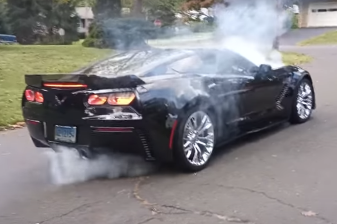 Corvette uszkodzona podczas palenia gumy