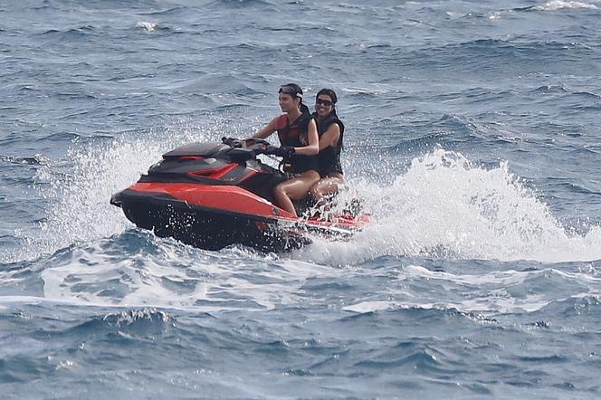 Kendall Jenner, Kourtney Kardashian i Younes Bendjima na jachcie
