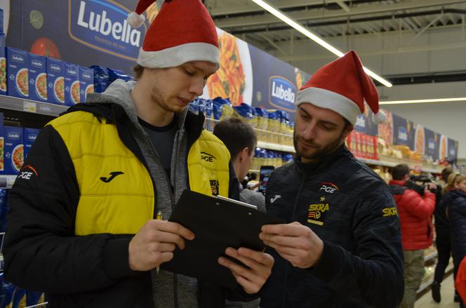 Siatkarscy mistrzowie świata ruszyli na niecodzienne zakupy! Zobacz CO WRZUCILI do koszyka 