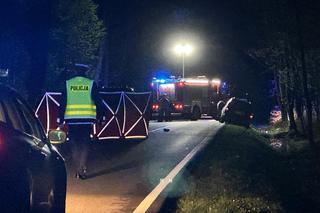 Wracał do domu, potrąciły go dwie osobówki. Zginął przygnieciony pod kołami auta