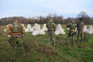 Trwa budowa Tarczy Wschód. Co mówią mieszkańcy? Oby tylko nie była potrzebna