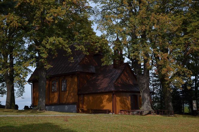 To jedna z najpiękniejszych małopolskich wsi. Kiedyś mieszkał w niej święty pustelnik