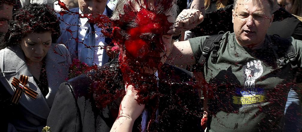 Ambasador Rosji oblany krwią. Skandal na cmentarzu żołnierzy radzieckich w Warszawie