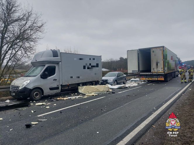 Wypadek na D10 pomiędzy Bydgoszczą a Toruniem. Zderzyły się cztery pojazdy. Jedna osoba nie żyje [ZDJĘCIA]