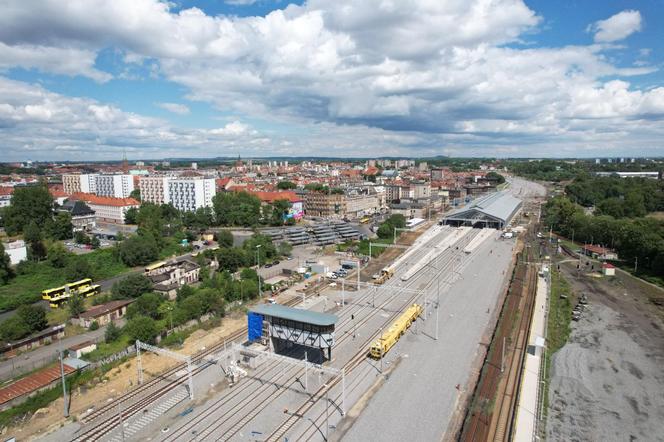 Trwa kapitalny remont historycznej nastawni bramowej w Bytomiu. Już wyłania się kawałek piękna